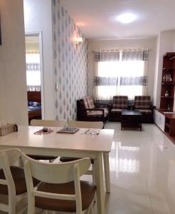 Không gian căn hộ Topaz City, Quận 8 Căn hộ Topaz City tầng trung ban công đón gió, nội thất đầy đủ.