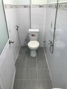 Toilet nhà phố Nhà phố Quận Bình Tân hướng Bắc, sổ hồng riêng bàn giao nhanh.