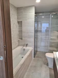 Nhà vệ sinh bàn giao Kingdom 101 Bán căn hộ Kingdom 101 Quận 10, diện tích 65m2, 2PN, ban công hướng Tây Nam