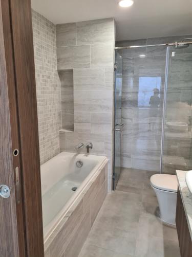 Nhà vệ sinh bàn giao Kingdom 101 Bán căn hộ Kingdom 101 Quận 10, diện tích 65m2, 2PN, ban công hướng Tây Nam