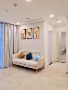 phòng khách Căn hộ Vinhomes Golden River tầng trung, view Tây Nam.