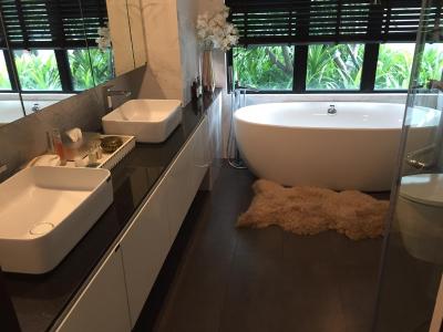 Phòng tắm Feliz En Vista Quận 2 Căn hộ Feliz En Vista nội thất sang trọng, view nội khu.