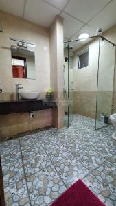 Phòng tắm Chánh Hưng- Giai Việt, Quận 8 Căn hộ Chánh Hưng Giai Việt tầng trung, ban công hướng Đông.