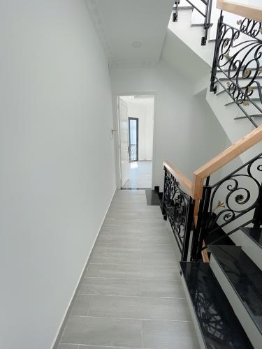 Không gian nhà phố Quận Bình Thạnh Nhà phố có 2 mặt tiền hẻm xe hơi hướng Bắc thoáng mát, sổ hồng riêng.