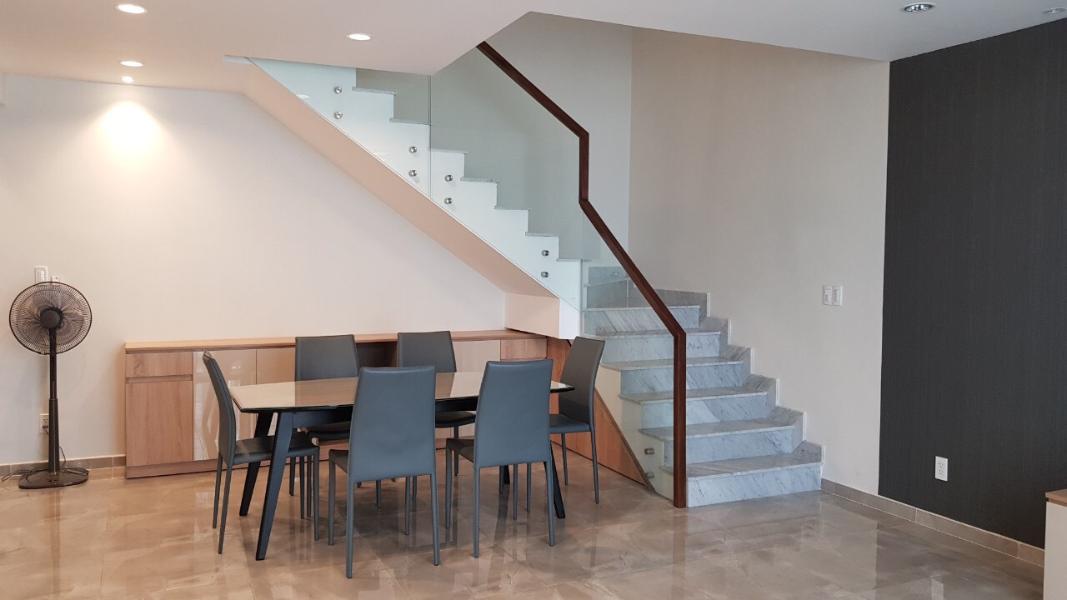 Căn hộ Star Hill Phú Mỹ Hưng tầng trung, nội thất cơ bản sang trọng.