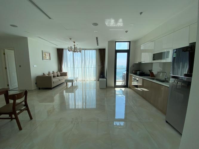 phòng khách Căn hộ Vinhomes Golden River tầng cao, nội thất đầy đủ.