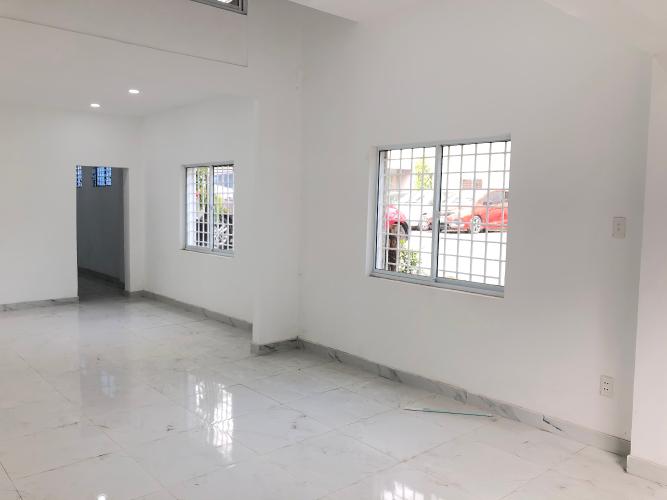 Phòng khách nhà phố Nhà phố 1 trệt 1 lầu Quận 1 hẻm xe hơi, thích hợp kinh doanh.