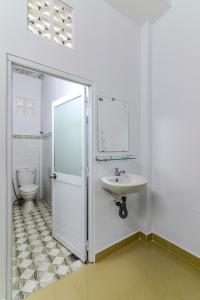 Toilet nhà phố Đoàn Văn Bơ, Quận 4 Nhà phố hướng Tây Bắc, hẻm 2.5m, diện tích 35.9m2.