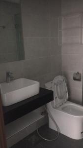 nhà tắm căn hộ The sun Căn hộ Officetel The Sun Avenue view nội khu hồ bơi yên tĩnh mát mẻ.