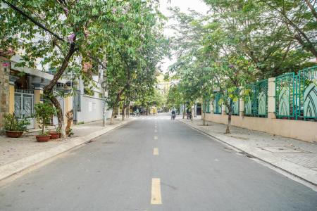 Đường trước nhà phố Quận 7 Bán nhà 2 tầng đường 73, phường Tân Phong, Quận 7, diện tích 135m2, cách đường Nguyễn Thị Thập 150m