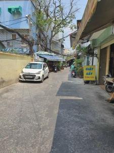 Đường trước nhà phố Quận 1 Nhà phố diện tích 26m có sổ hồng riêng, khu dân cư đông đúc.