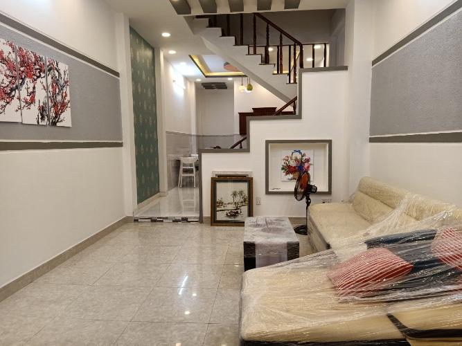 Phòng khách nhà phố đường Đào Tông Nguyên, Nhà Bè Nhà phố hướng Tây Bắc diện tích 108m2, hẻm xe hơi rộng.