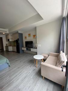 Phòng khách Botanica Premier, Tân Bình  Officetel Botanica Premier hướng Tây Nam, view nội khu.