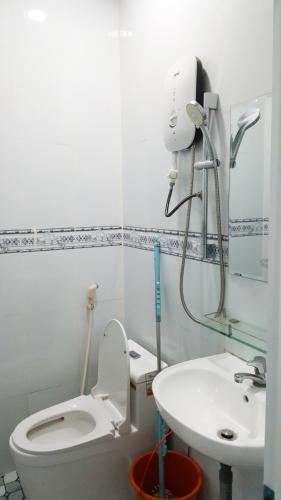 Phòng tắm nhà phố quận 4 Bán nhà hẻm Xóm Chiếu lộ giới 6m, diện tích 3x9.7m, diện tích sầm uất.