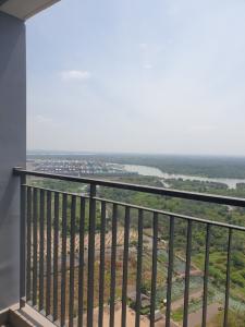 Ban công Vinhomes Grand Park Quận 9 Căn hộ tầng cao Vinhomes Grand Park ban công đón gió mát mẻ.