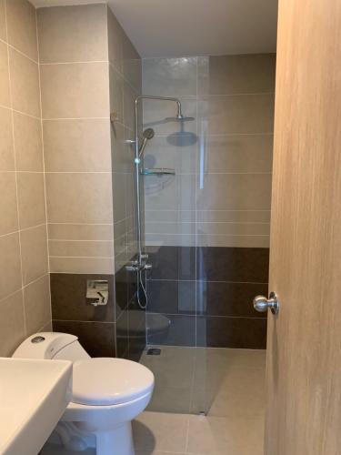 Nhà tắm căn hộ The Sun Avenue, QUận 2 Căn hộ tầng cao có 2 phòng ngủ The Sun Avenue view thành phố tuyệt đẹp.