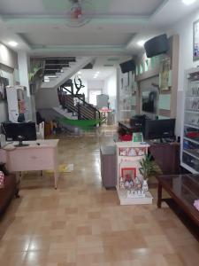 Phòng khách nhà phố Quận Bình Tân Nhà phố mặt tiền Đường số 27 hướng Đông Bắc, diện tích sử dụng 360m2.