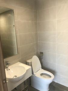 Toilet Vinhomes Grand Park Quận 9 Căn hộ Vinhomes Grand Park tầng cao, view nhìn thành phố và sông.