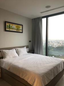 phòng ngủ Căn hộ Vinhomes Golden River tầng trung, view thành phố và sông