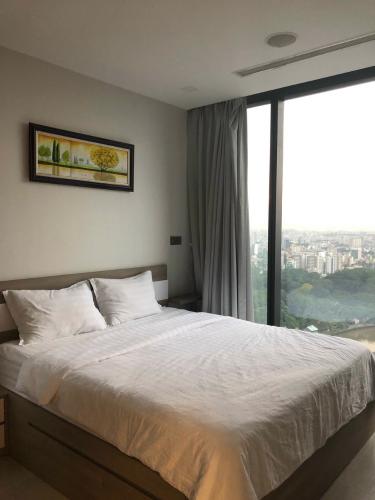 phòng ngủ Căn hộ Vinhomes Golden River tầng trung, view thành phố và sông