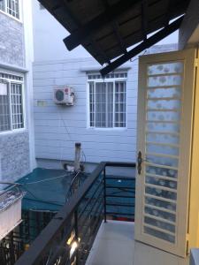 Ban công nhà phố Phan Văn Trị, Bình Thạnh Nhà phố căn góc hướng Đông Nam, gần Đại học Văn Lang.