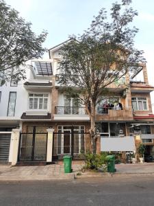 Mặt tiền nhà Quận 7 Nhà phố khu dân cư ven sông diện tích sử dụng 329m2, hướng Nam.