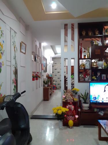 Phòng khách nhà phố Quận 7 Bán nhà 3 tầng hẻm Huỳnh Tấn Phát, Quận 7, sổ hồng, cách MT Huỳnh Tấn Phát khoảng 300m