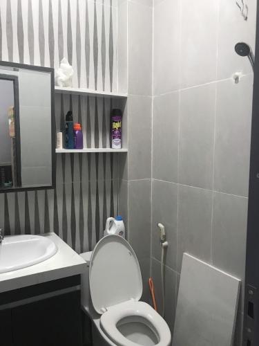 Toilet   Bán nhà phố đường Nguyễn Lâm phường 7 Phú Nhuận, diện tích đất 25m2, sổ hồng đầy đủ