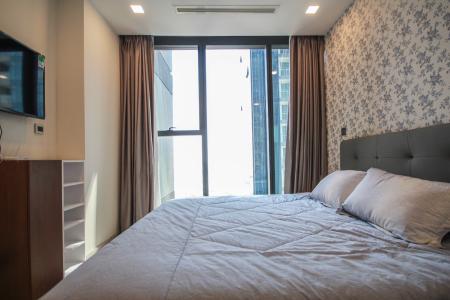 phòng ngủ Căn hộ tầng cao Vinhomes Golden River hướng Đông Bắc mát mẻ.