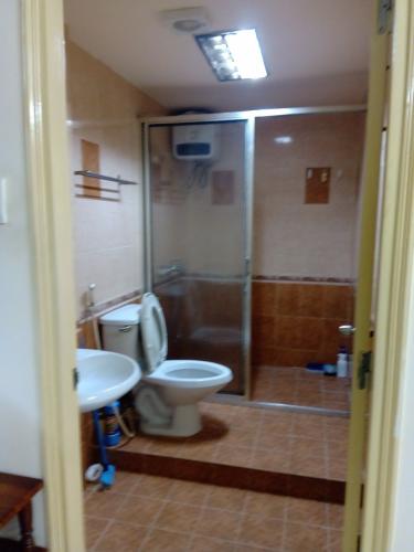 Toilet căn hộ chung cư Hưng Vượng 2 Cho thuê căn hộ chung cư Hưng Vượng 2, đường Nguyễn Văn Linh, quận 7, 2 phòng ngủ, diện tích 70.58m2, đầy đủ nội thất.