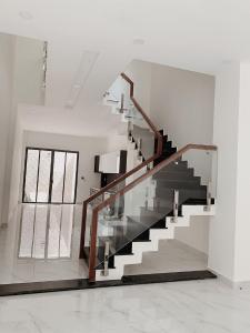 nhà phố Bình Thạnh Bán nhà hẻm Chu Văn An, thiết kế hiện đại, có sân thượng rộng.