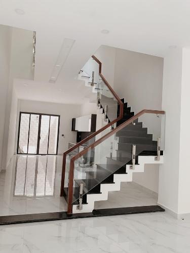 nhà phố Bình Thạnh Bán nhà hẻm Chu Văn An, thiết kế hiện đại, có sân thượng rộng.