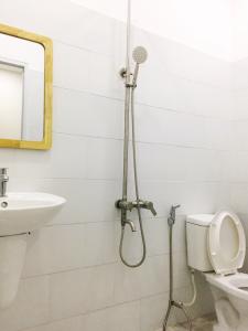 wc Nhà phố hướng Tây Nam hẻm rộng thông thoáng, nội thất cơ bản.