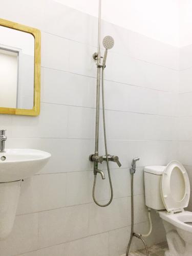 wc Nhà phố hướng Tây Nam hẻm rộng thông thoáng, nội thất cơ bản.