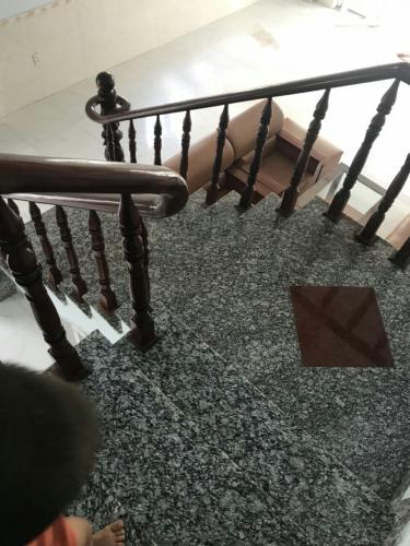 Cầu thang nhà phố quận 9 Nhà phố quận 9 rộng 81.7m2, mặt tiền ngay ngã 3 đường.