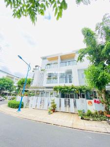 Nhà phố KDC Mega Village Khang Điền diện tích sử dụng 157.5m2.