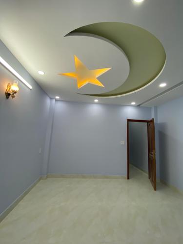 Phòng ngủ nhà phố Nhà phố Bình Tân hướng Bắc thiết kế hiện đại, hẻm xe hơi.