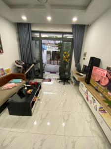 Phòng khách nhà phố đường số 2, Quận 2 Nhà phố hướng Đông, mặt tiền đường nhựa xe hơi.