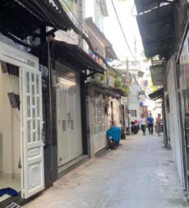 Đường trước nhà phố Quận Gò Vấp Nhà phố kết cấu 1 trệt 1 lầu hướng Đông mát mẻ, khu vực an ninh tốt.