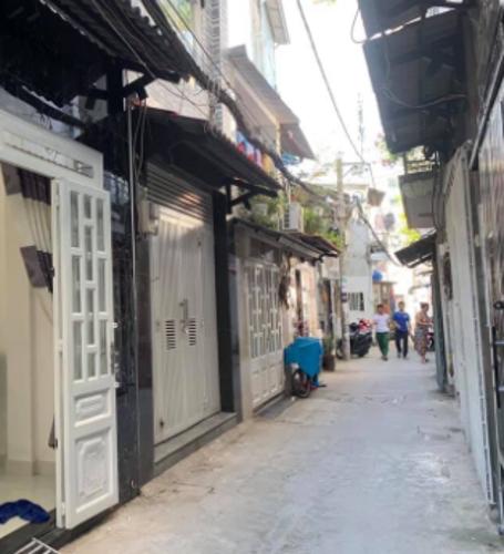 Đường trước nhà phố Quận Gò Vấp Nhà phố kết cấu 1 trệt 1 lầu hướng Đông mát mẻ, khu vực an ninh tốt.