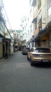 Đường trước nhà phố Quận Phú Nhuận Nhà phố diện tích 48m2 có sân để xe trước nhà, khu dân cư rất an ninh.