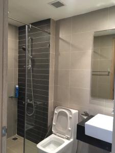 Bên trong officetel Sunrise CityView Office-tel Sunrise CityView đầy đủ nội thất, view thành phố.