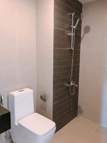 Toilet officetel Sunrise CityView Office-tel Sunrise City View nhìn ra thành phố thoáng mát