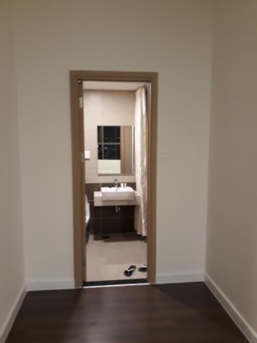 Toilet phòng ngủ Căn hộ THE SUN AVENUE Cho thuê căn hộ The Sun Avenue tầng cao, diện tích 75.6m2 - 2 phòng ngủ, nội thất cơ bản