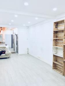 Phòng khách căn hộ chung cư Nguyễn Thiện Thuật, Quận 3 Căn hộ chung cư Nguyễn Thiện Thuật hướng Tây Nam, view thành phố.