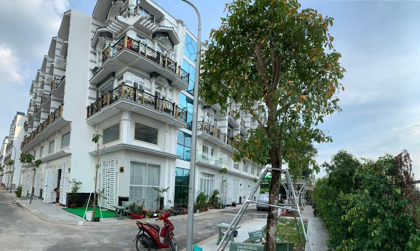 Mạt tiền nhà phố  Nhà phố khu Lux Home Gardens diện tích sử dụng 220m2, hướng Tây.