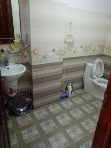 Phòng tắm nhà phố Quận Gò Vấp Nhà phố hướng Tây Bắc diện tích sử dụng226.7m2, đầy đủ nội thất.