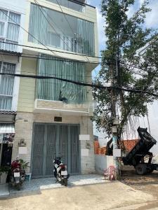 Nhà phố hướng Đông hẻm nhựa xe hơi ra vào, diện tích 200m2.