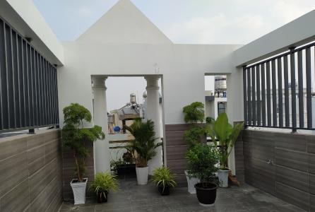 Sân thượng nhà phố Quang Trung, Gò Vấp Nhà phố hướng Đông Nam, xe hơi đậu trong nhà, có công viên nhỏ.