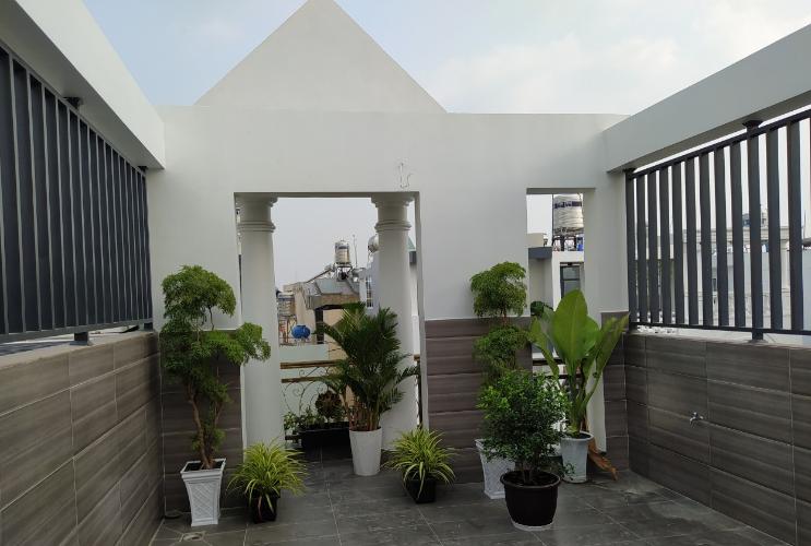 Sân thượng nhà phố Quang Trung, Gò Vấp Nhà phố hướng Đông Nam, xe hơi đậu trong nhà, có công viên nhỏ.